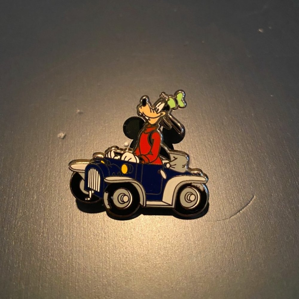 Disney Pin - Goofy in a Blue Car - Travel Company 2004